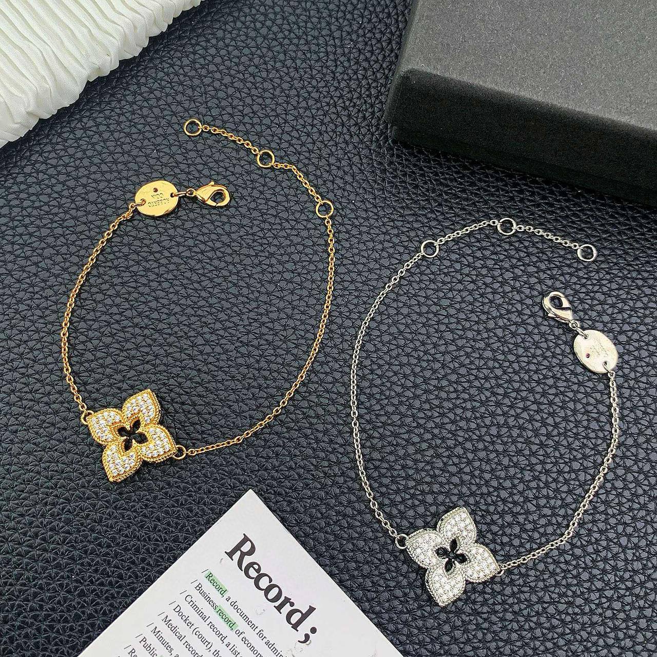 Roberto coin ❤️‍🔥*
Necklace ✨
Bracelet 🍁
Earring 🦋
With normal boxes 🗃️ 
130 dhs🇦🇪
With master box 📦 
220 dhs🇦🇪

Zain216
♥️♥️♥️