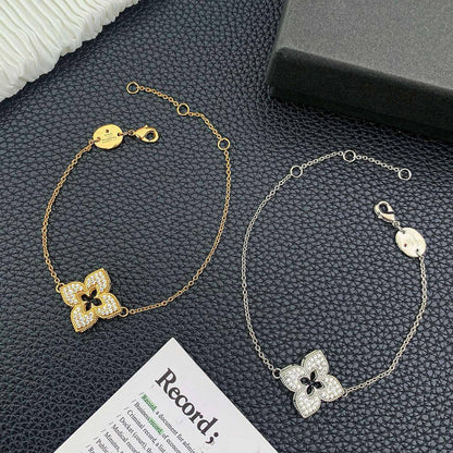 Roberto coin ❤️‍🔥*
Necklace ✨
Bracelet 🍁
Earring 🦋
With normal boxes 🗃️ 
130 dhs🇦🇪
With master box 📦 
220 dhs🇦🇪

Zain216
♥️♥️♥️