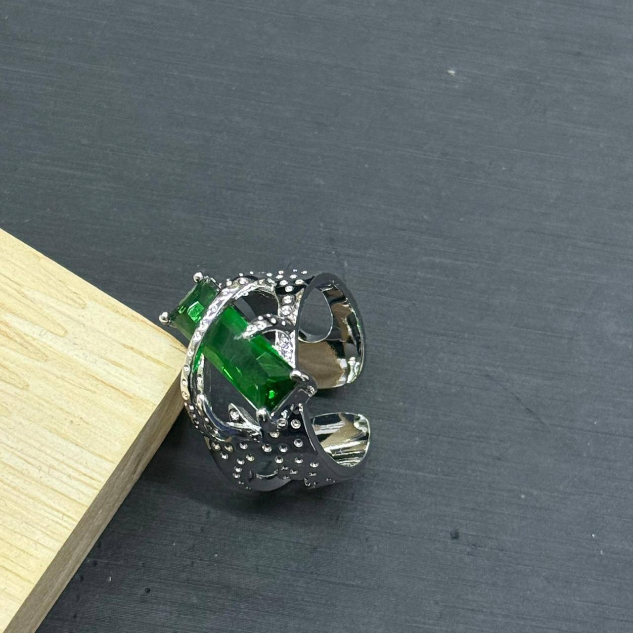 Fashion quality ❤️‍🔥*
Ring 💍 
Free size 
With black boxes 🗃️ 
30 dhs🪙💚

Zain216
♥️♥️♥️