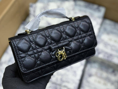 Dior
120 dhs💓
with box

Zain175
♥️♥️♥️
