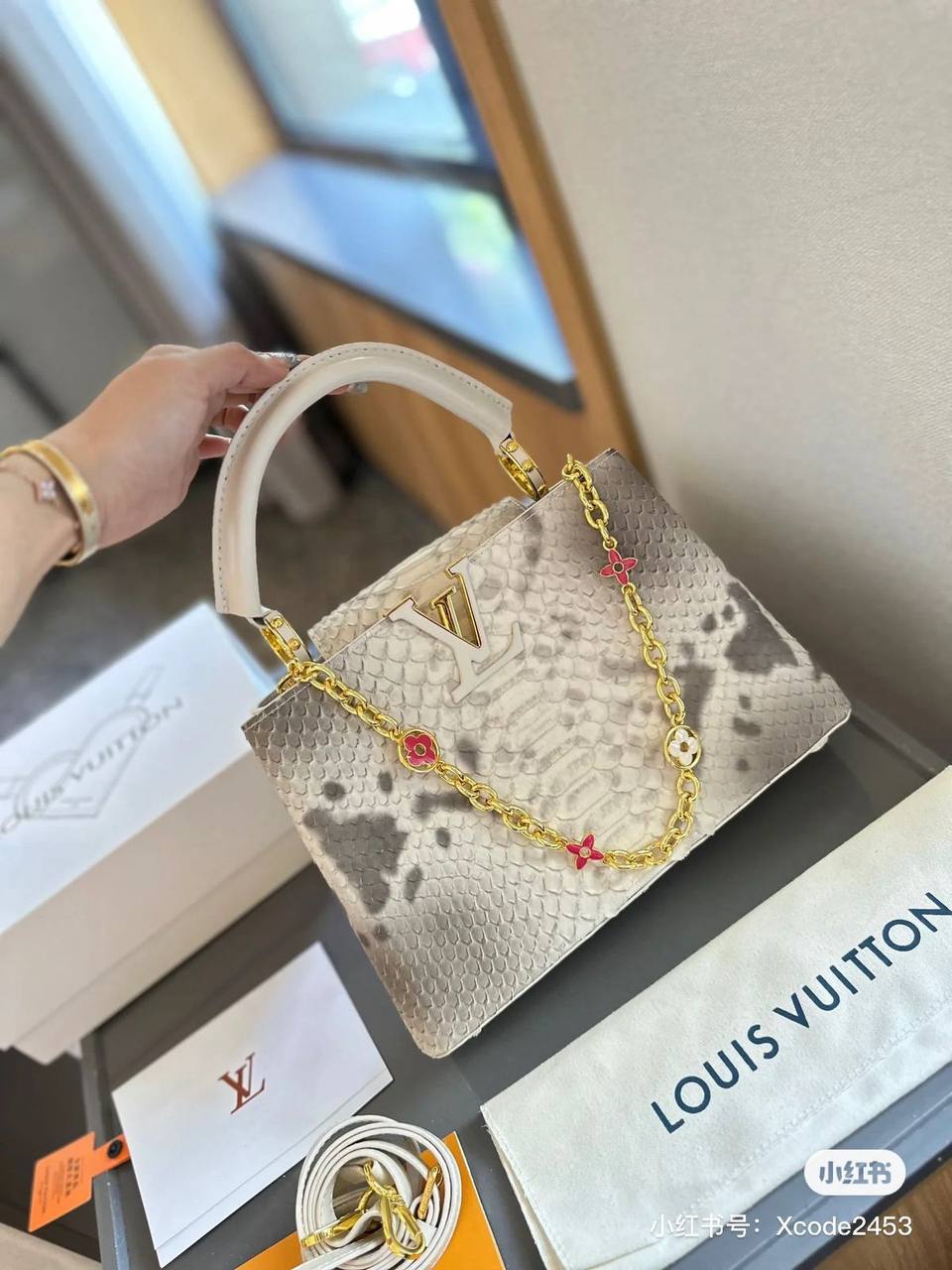 LV 
Master
27cm 🤗 
420 dhs💓

Zain228
♥️♥️♥️