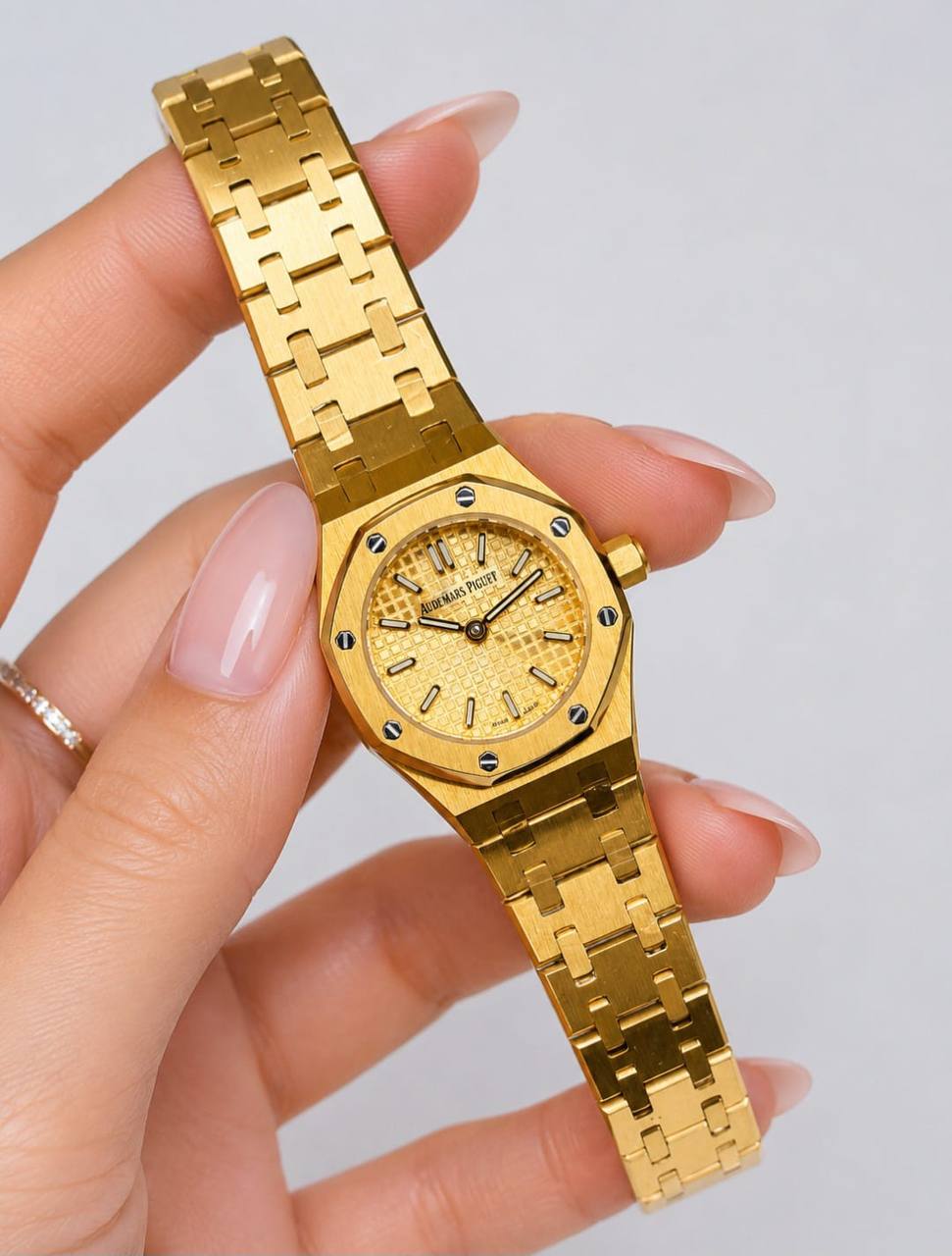 Ap watch for ladies 
good quality 
310 dhs✅
 (size 23mm )

Zain59
♥️♥️♥️
