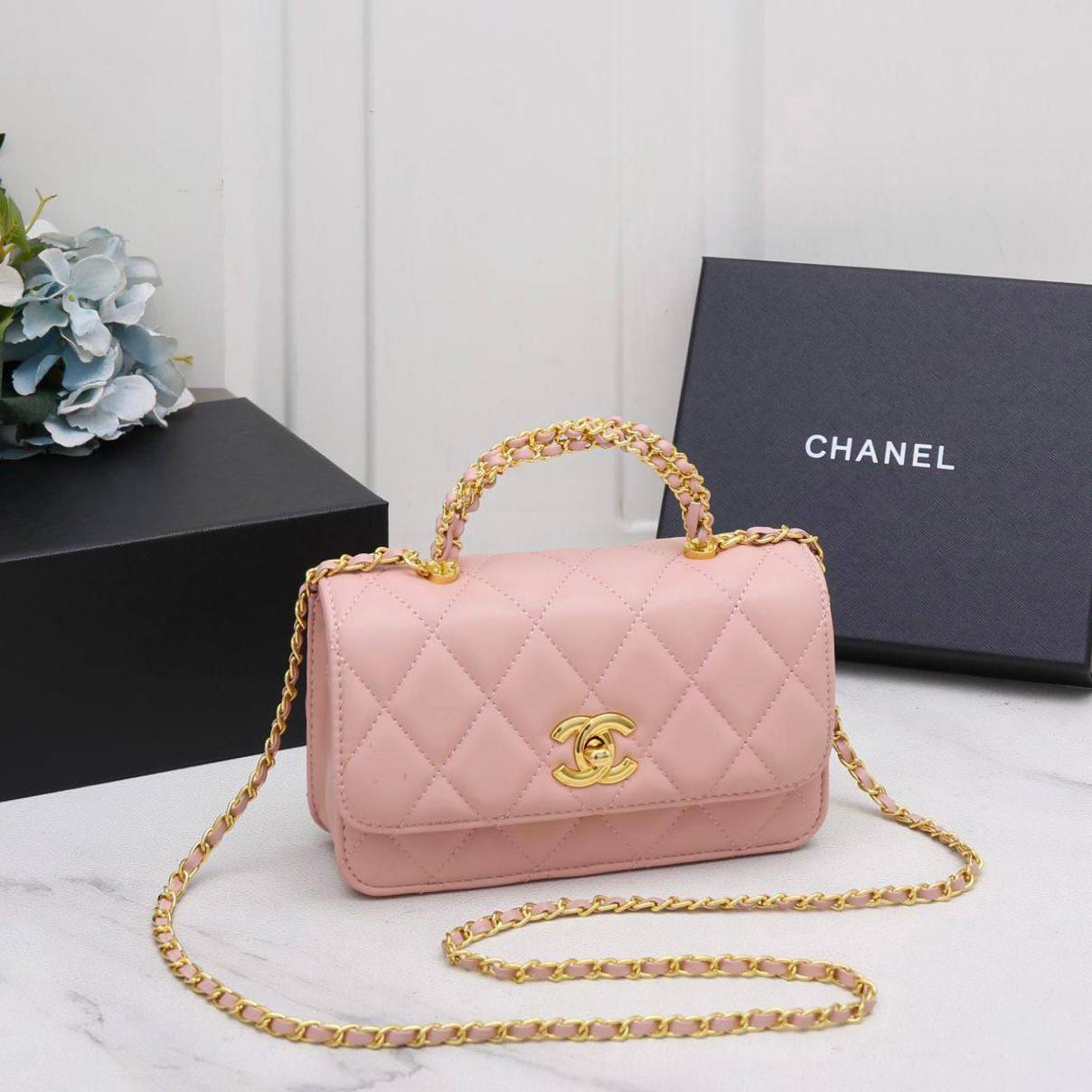 CHANEL 

GOOD QUALITY 

WITH BOX 
🎁🎁🎁

110 dhs✅
SIZE : 20 cm

Zain39
♥️♥️♥️