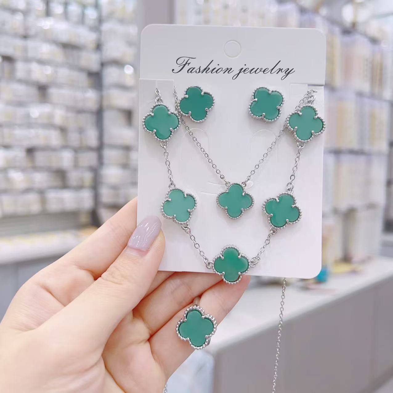 VCA SET ❤️‍🔥*
Necklace ✨
Earring 🍁
Bracelet 🦋
Ring free size 💍
Master quality 💯
With normal boxes 📦 
50 dhs❣️
With master box 🗃️ 
75 dhs❣️

Zain216
♥️♥️♥️