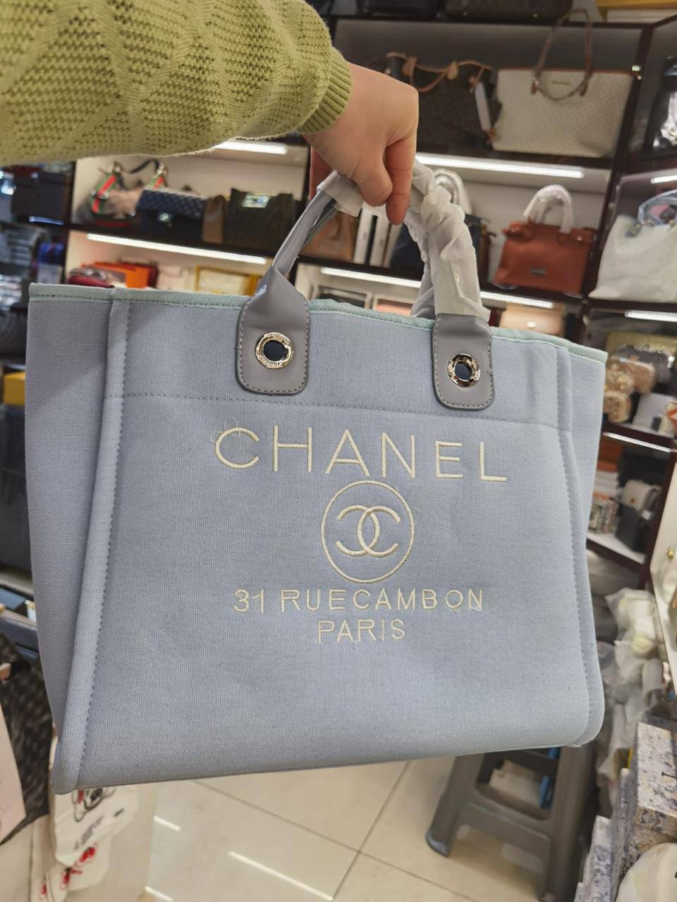 Chanel canvas bag

Size : 47* 32 cm

85 dhs🪙🌺

Zain115
♥️♥️♥️