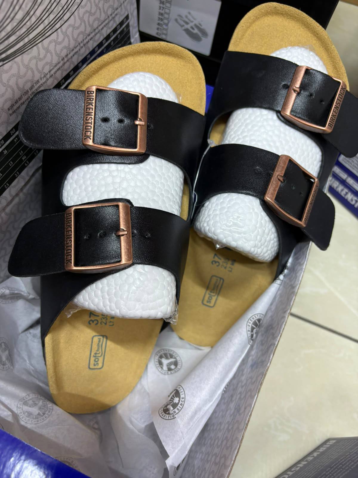 Birknstock

36-41，
110 dhs🇦🇪🇦🇪

Zain145
♥️♥️♥️