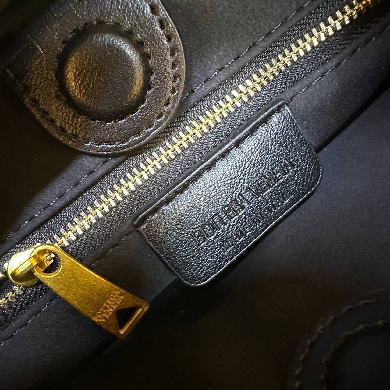 BOTTEGA 
GOOD QUALITY 
WITH BOX 
🎁🎁🎁

120 dhs✅

Zain295
♥️♥️♥️