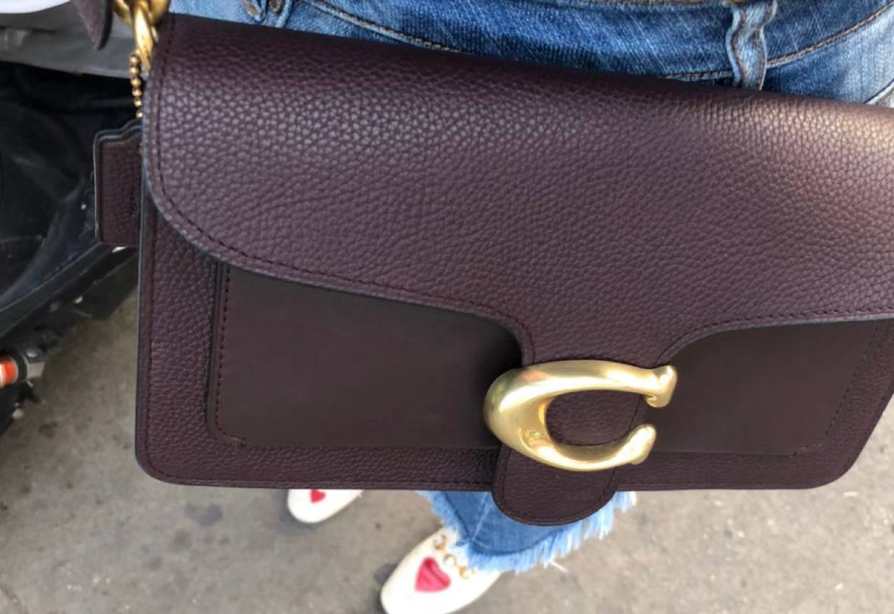 Coach
with  box, 🎁🎁🎁
size  25* 15. cm 

100 dhs🗽

Zain12
♥️♥️♥️