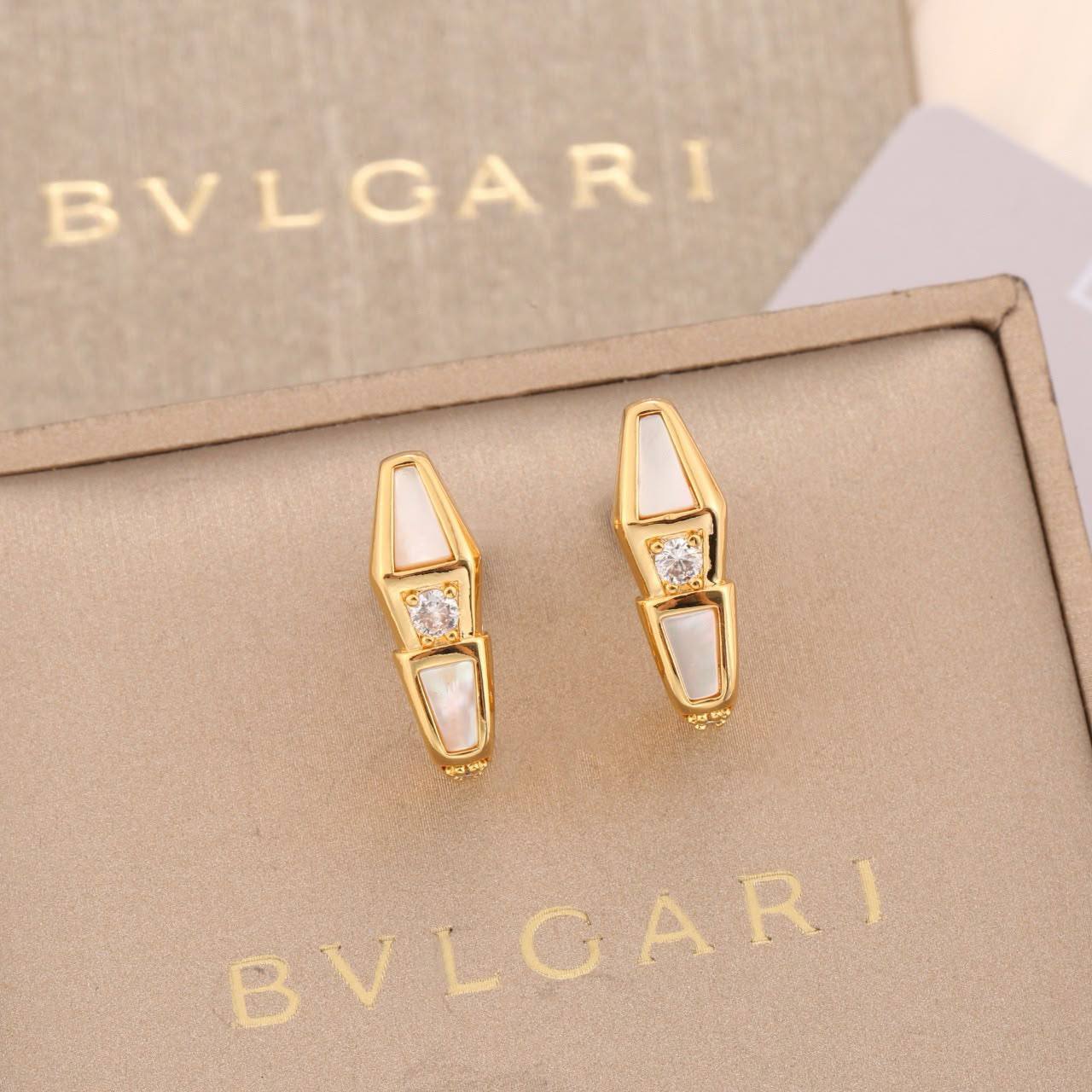 Bvlgari Set
Necklace 
Earrings 
Bangle 
Ring 💍 
*Master quality* 💎

*430* AED good box 🗃️

Zain48
♥️♥️♥️