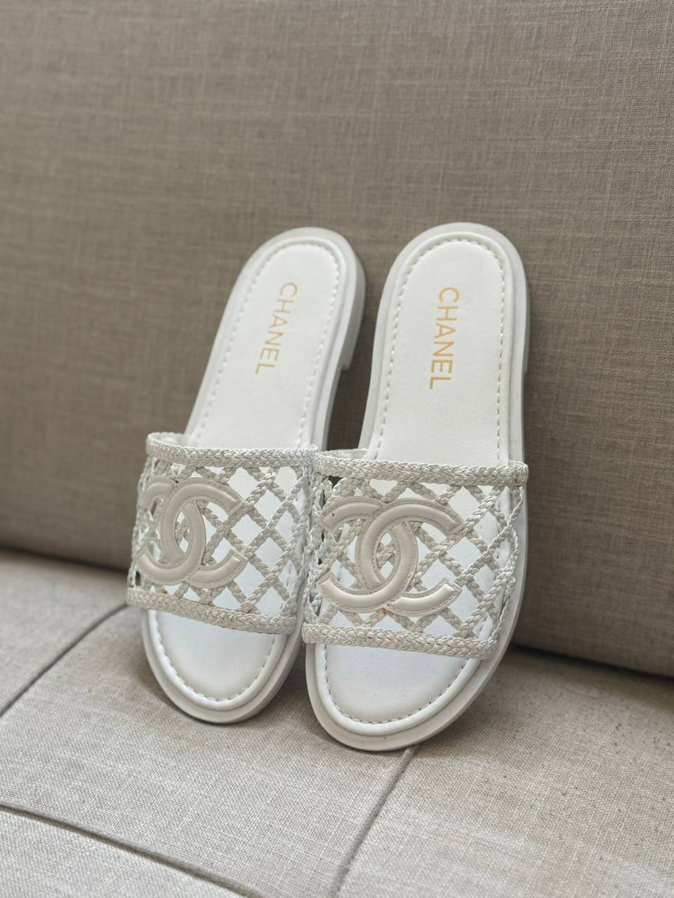 Chanel
✨ 𝐍𝐞𝐰 𝐂𝐨𝐥𝐥𝐞𝐜𝐭𝐢𝐨𝐧
✨ 𝐒𝐮𝐩𝐞𝐫 𝐌𝐚𝐬𝐭𝐞𝐫 𝐐𝐮𝐚𝐥𝐢𝐭𝐲
✨ 𝐀𝐯𝐚𝐢𝐥𝐚𝐛𝐥𝐞 𝐍𝐨𝐰
✨ 𝐒𝐢𝐳𝐞𝐬: 𝟑𝟔 — 𝟒𝟏
450 dhs✅

Zain298
♥️♥️♥️