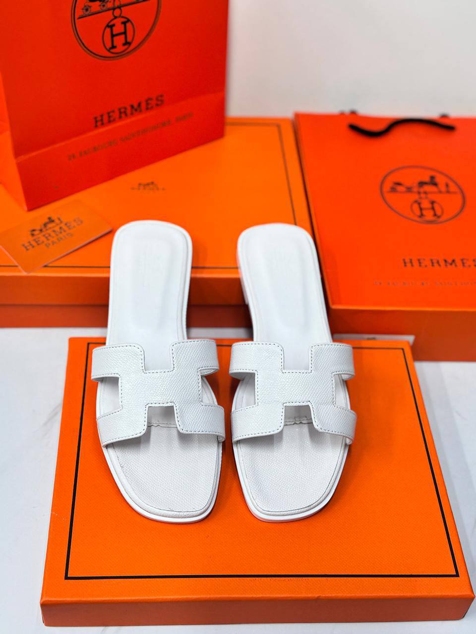HERMES 
90 dhs✅
Size 36-41

Zain21
♥️♥️♥️