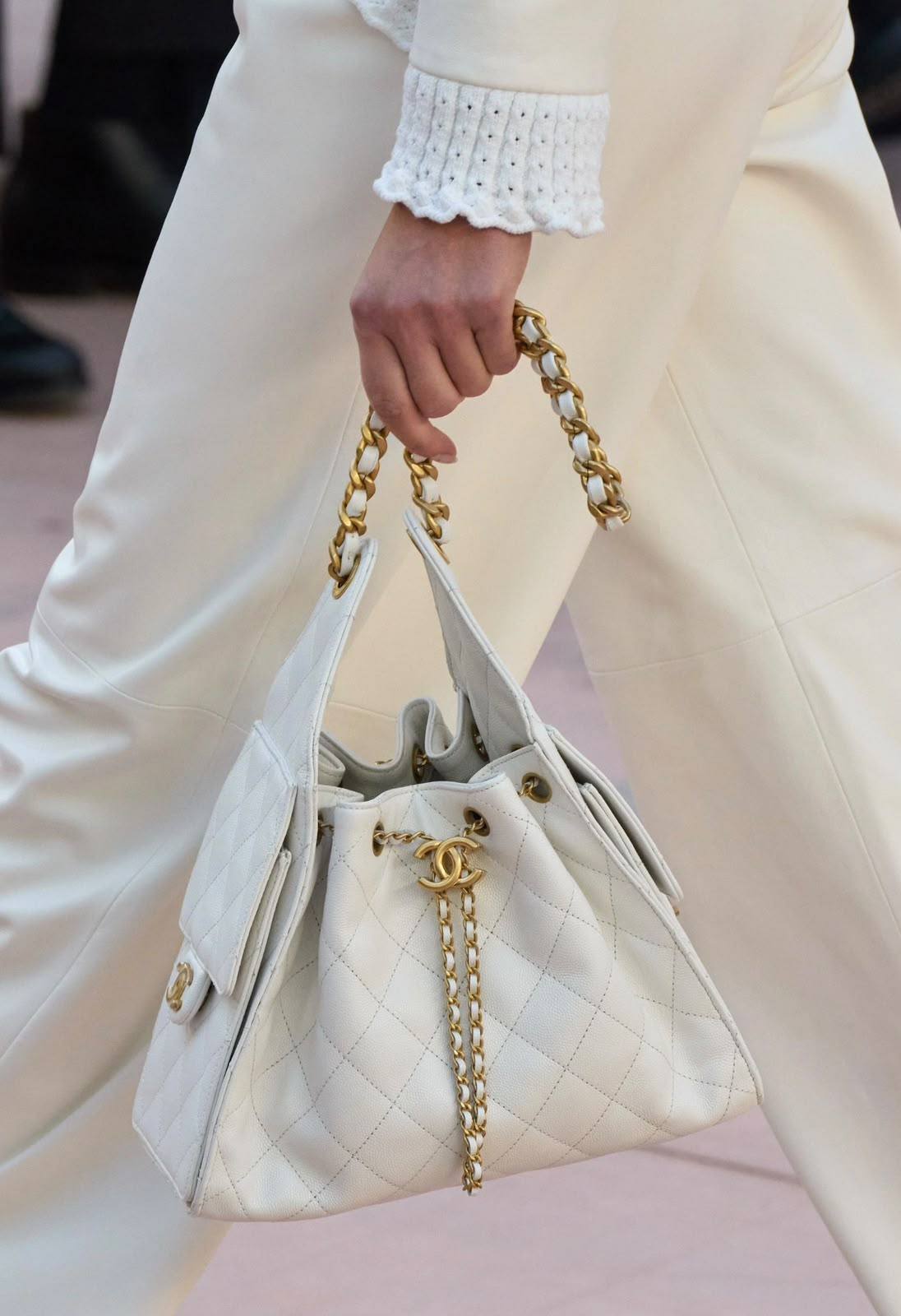 CHANEL 

COPY ONE 
NEW CAME 
WITH BOX 
215 dhs🇦🇪🇦🇪

Size:26cm

Zain295
♥️♥️♥️