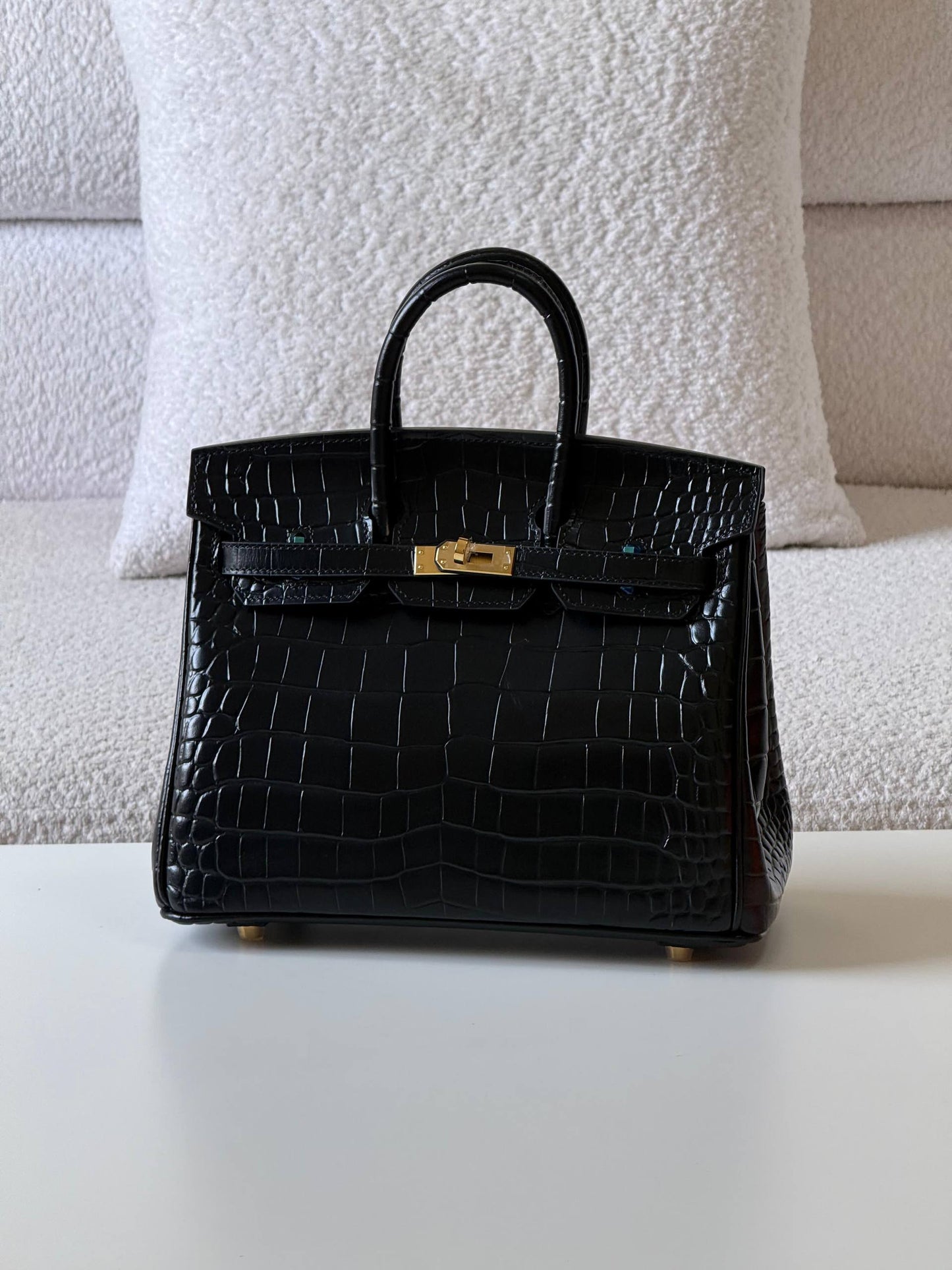 Hermes

birkin croc 25cm💥
Master quality ✅
with box📦

780 dhs❣️

Zain52
♥️♥️♥️