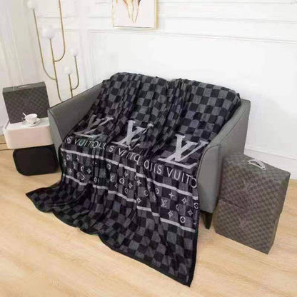 Master blanket 
Good quality 
Velvet 
Size 150*200
With boxes 🧳🧳🧳
45 dhs🪙💚

Zain99