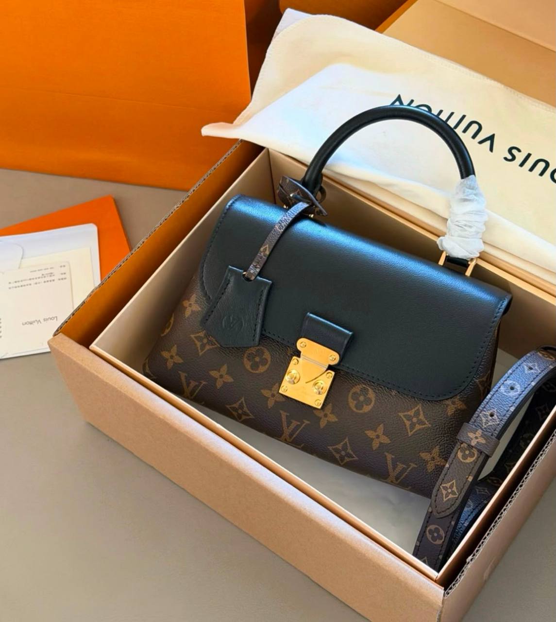 LV
GOOD QUALITY 
WITH BOX 
110 dhs🇦🇪🇦🇪

Zain295
♥️♥️♥️