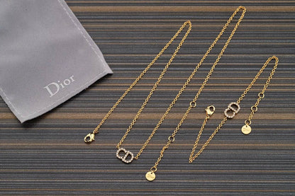 Dior 🦋*
Necklace ✨
Earring 🍁
Bracelet 🐦‍🔥
Master quality 💯
With normal boxes 🗃️ 
120 dhs✅
With master box 📦 
130 dhs✅

Zain216
♥️♥️♥️