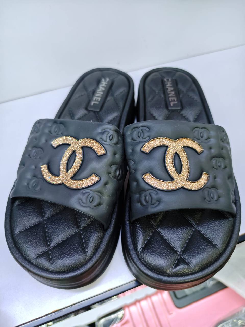 Gucci Slippers 
70 dhs✅ Same Photo Same Video👌👌👌
Size 37-41

Zain200
♥️♥️♥️