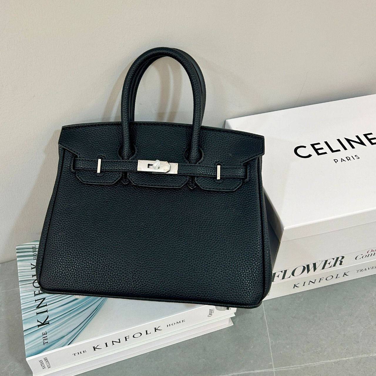 Hermes 
Best quality with box’s 
130 dhs✅
Size 25 cm

Zain290
♥️♥️♥️