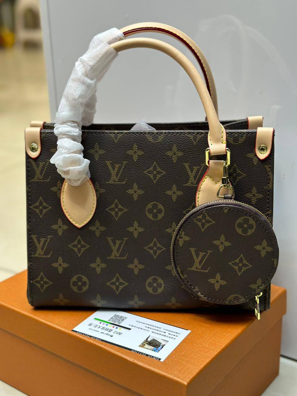 LV
Size 25cm
110 dhs✅
With box 📦

Zain70
♥️♥️♥️