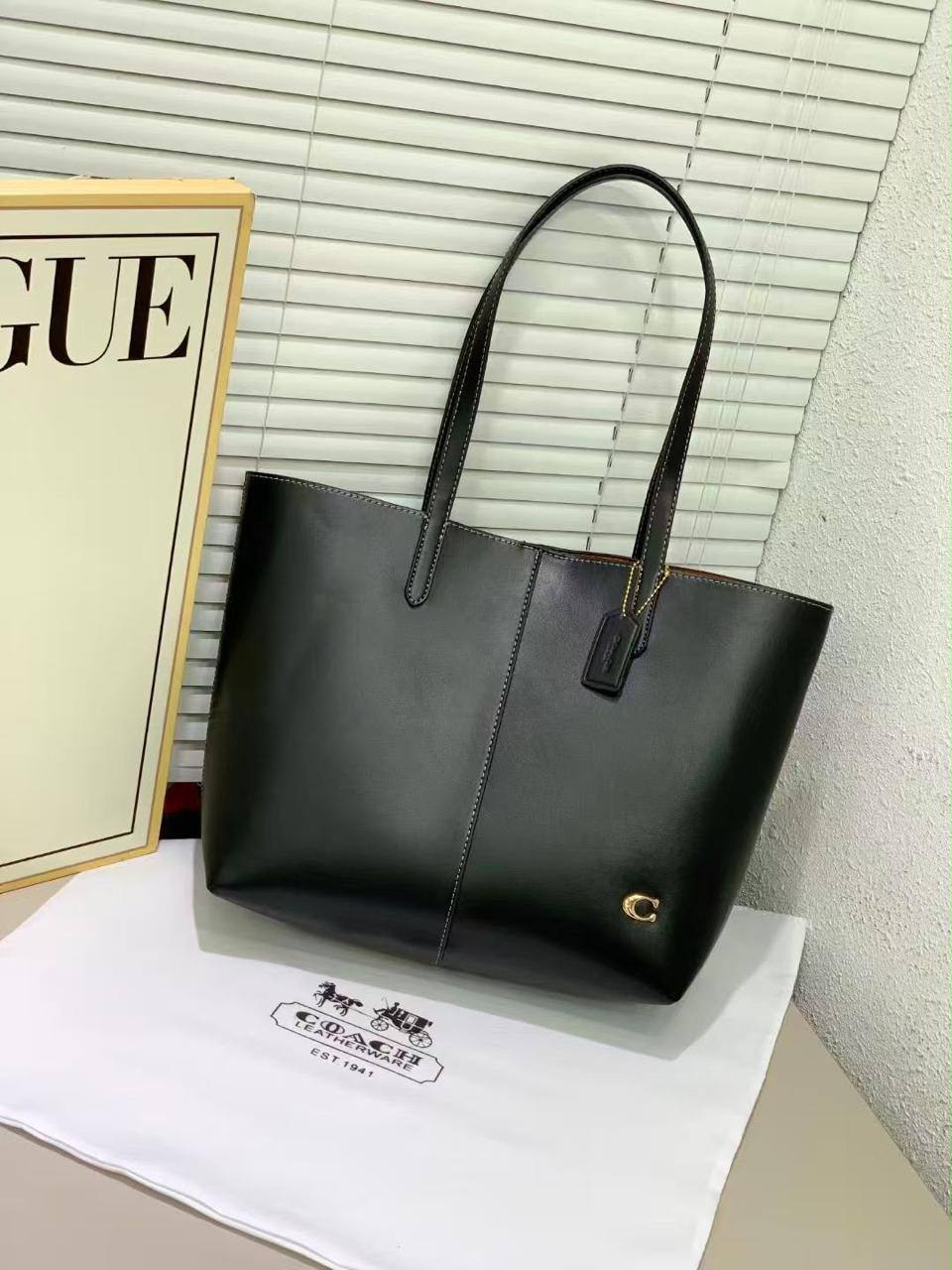 💗 Coach / LACOSTE

1⃣️First quality 

Size: 48 ~ 32 * 28.5 cm
85 dhs🇦🇪🇦🇪

Zain115
♥️♥️♥️