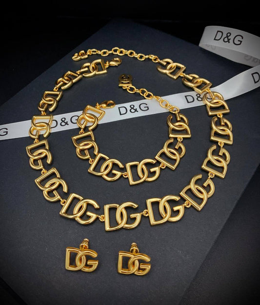 D&G
Set NECKLACE BRACELET EARRINGS 
170 dhs🪙🌺 SET

Zain89
♥️♥️♥️