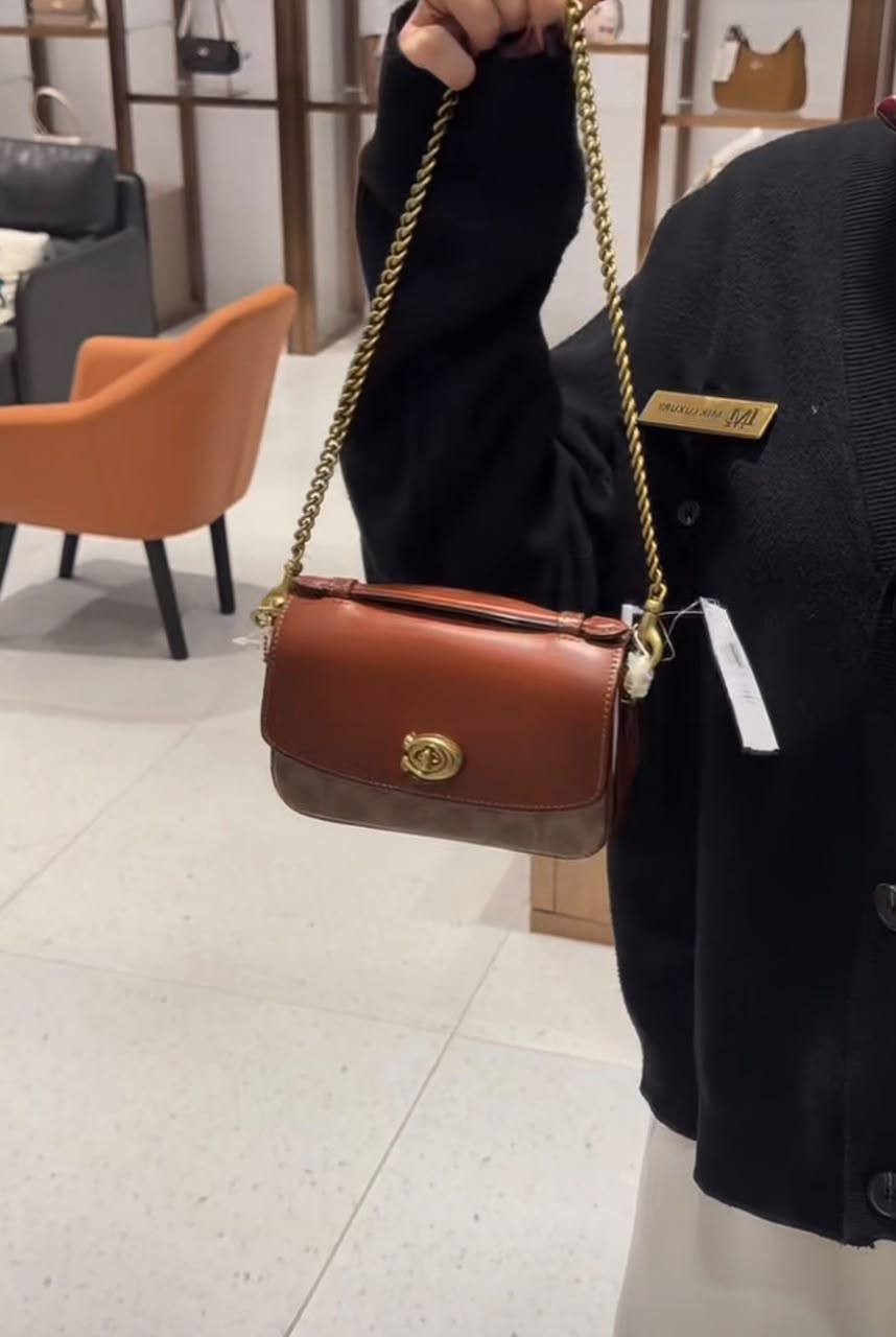Coach

100 dhs🇦🇪🇦🇪🇦🇪

SIZE：20cm
GOOD-quality 
with box

Zain35
♥️♥️♥️