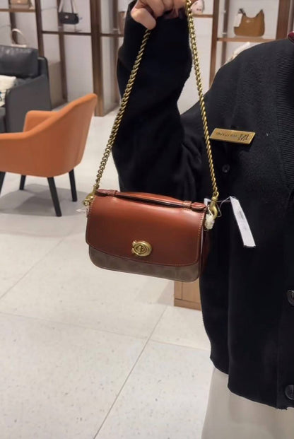 Coach

100 dhs🇦🇪🇦🇪🇦🇪

SIZE：20cm
GOOD-quality 
with box

Zain35
♥️♥️♥️