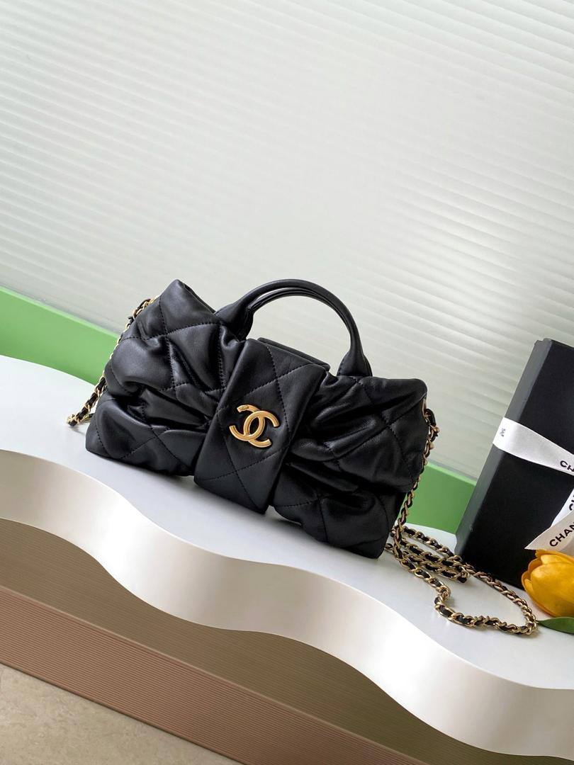 Chanel
95 dhs🇦🇪🇦🇪 
high quality With box

Zain26
♥️♥️♥️