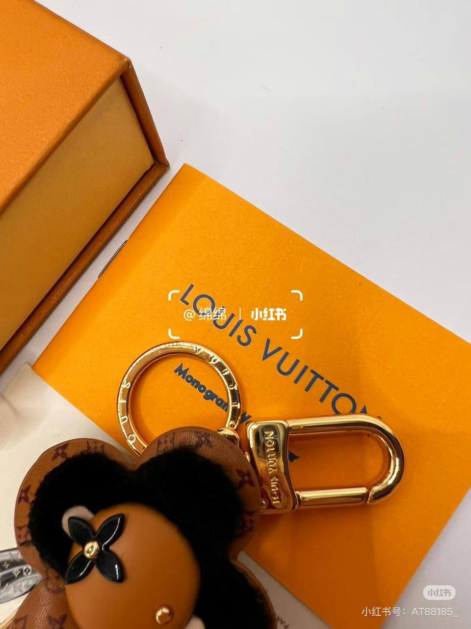 LV key holder* 🪩
Master quality 

120 dhs🪙💕
Master box 🗃️

Zain48
♥️♥️♥️
