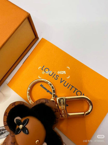 LV key holder* 🪩
Master quality 

120 dhs🪙💕
Master box 🗃️

Zain48
♥️♥️♥️