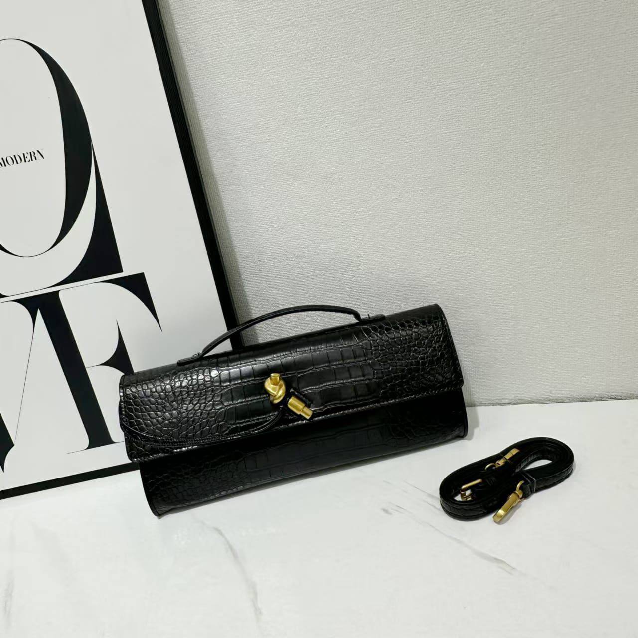 BOTTEGA
BEST QUALITY 

WITH BOX’S 
🎁🎁🎁

100 dhs✅
size 30 CM

Zain290
♥️♥️♥️