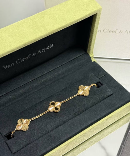 VCA Bracelet
Master Quality 

75 dhs🇦🇪 normal box 📦 
110 dhs🇦🇪 original box 🗃️

Zain48
♥️♥️♥️