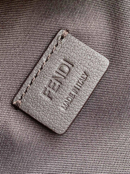 Fendi
Size :21.5cm


For Price 👇 WhatsApp✅
0568585901 
0507557372
0552275751 Owner Zain 👌


Zain325
♥️♥️♥️