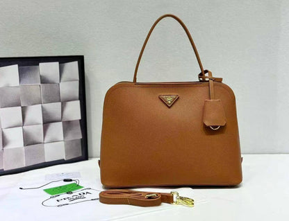 PRADA 
NEW CAME HIGH QUALITY 
125 dhs❣️

Zain39
♥️♥️♥️