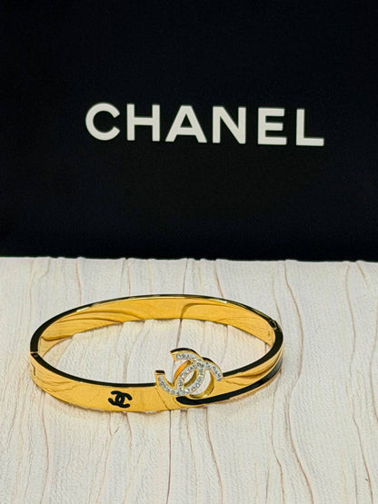 Offer Bangle
Non tarnished 
Available more designs 

20 dhs🇦🇪simple box 📦 
30 dhs🇦🇪name box 🗃️

Zain48
♥️♥️♥️