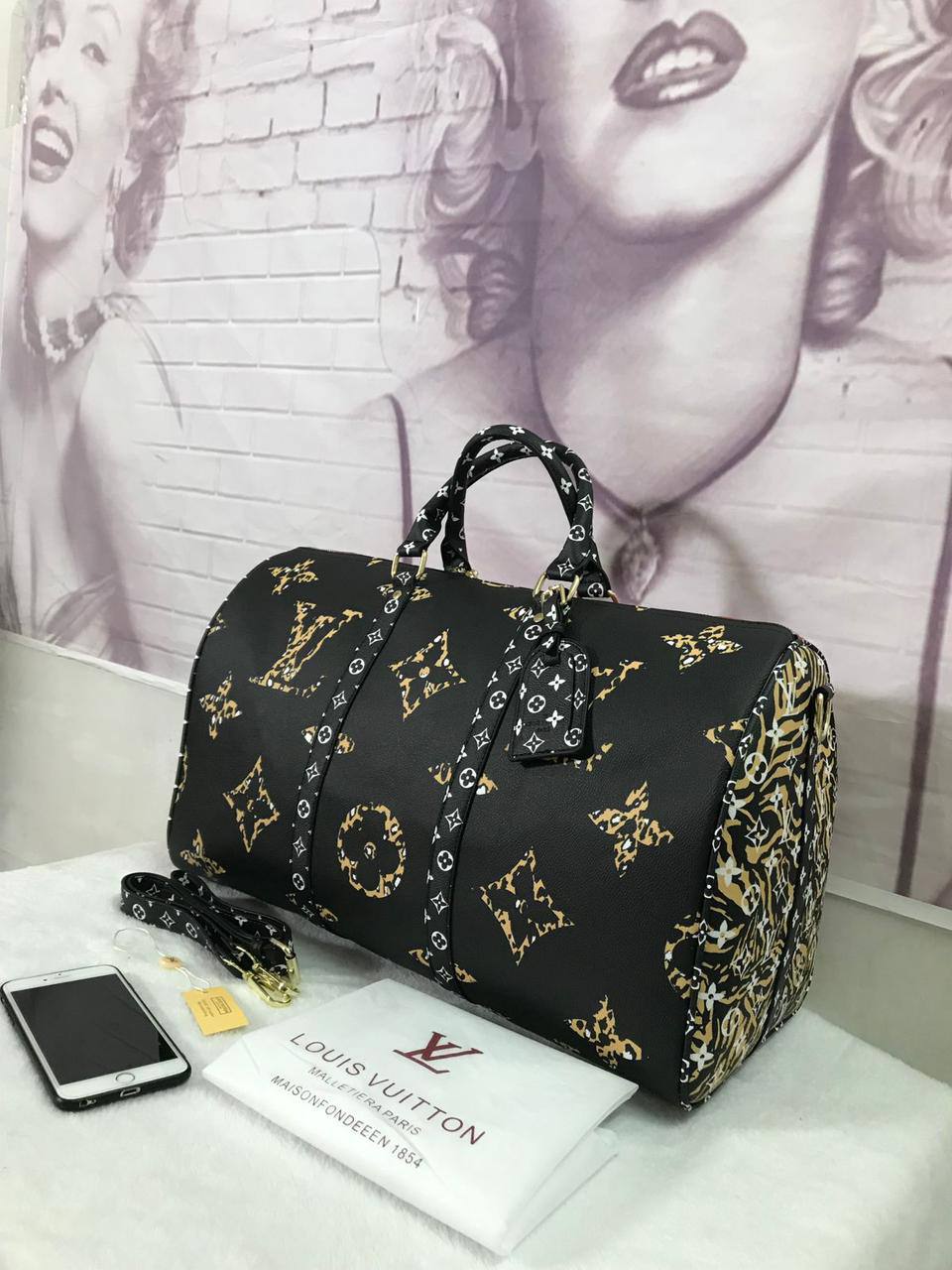 TLV Travel Bags

good quality

120 dhs✅
150 dhs✅

Zain137
♥️♥️♥️