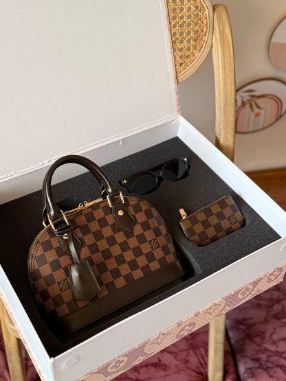 New Collection✨✨✨
LV
21cm
440 dhs✅
*FULL SET(GIFT BOX)*😍😍
*MASTER QUALITY*
With box

Zain167
♥️♥️♥️