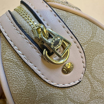 COACH 
NEW CAME GOOD QUALITY 
WITH BOX 
🎁🎁🎁

90 dhs🪙🌨️
SIZE: 18cm

Zain39
♥️♥️♥️