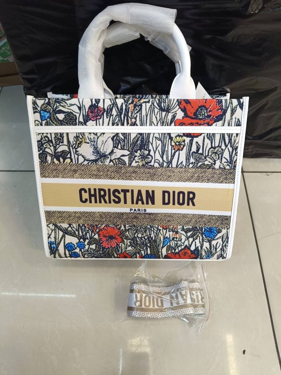 Dior

100 dhs✅    36cm
110 dhs✅   41cm

Zain26
♥️♥️♥️