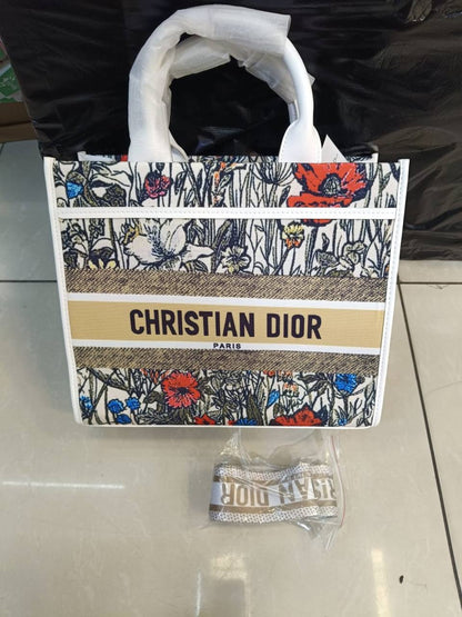 Dior

100 dhs✅    36cm
110 dhs✅   41cm

Zain26
♥️♥️♥️