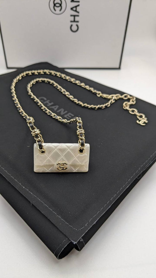 Chanel
*Master Quality* 
*Necklace*
120 dhs✅ with Normal Box 🎁 
130 dhs✅ with Good Box 🎁
170 dhs✅ with Master Box 🎁

Zain210
♥️♥️♥️