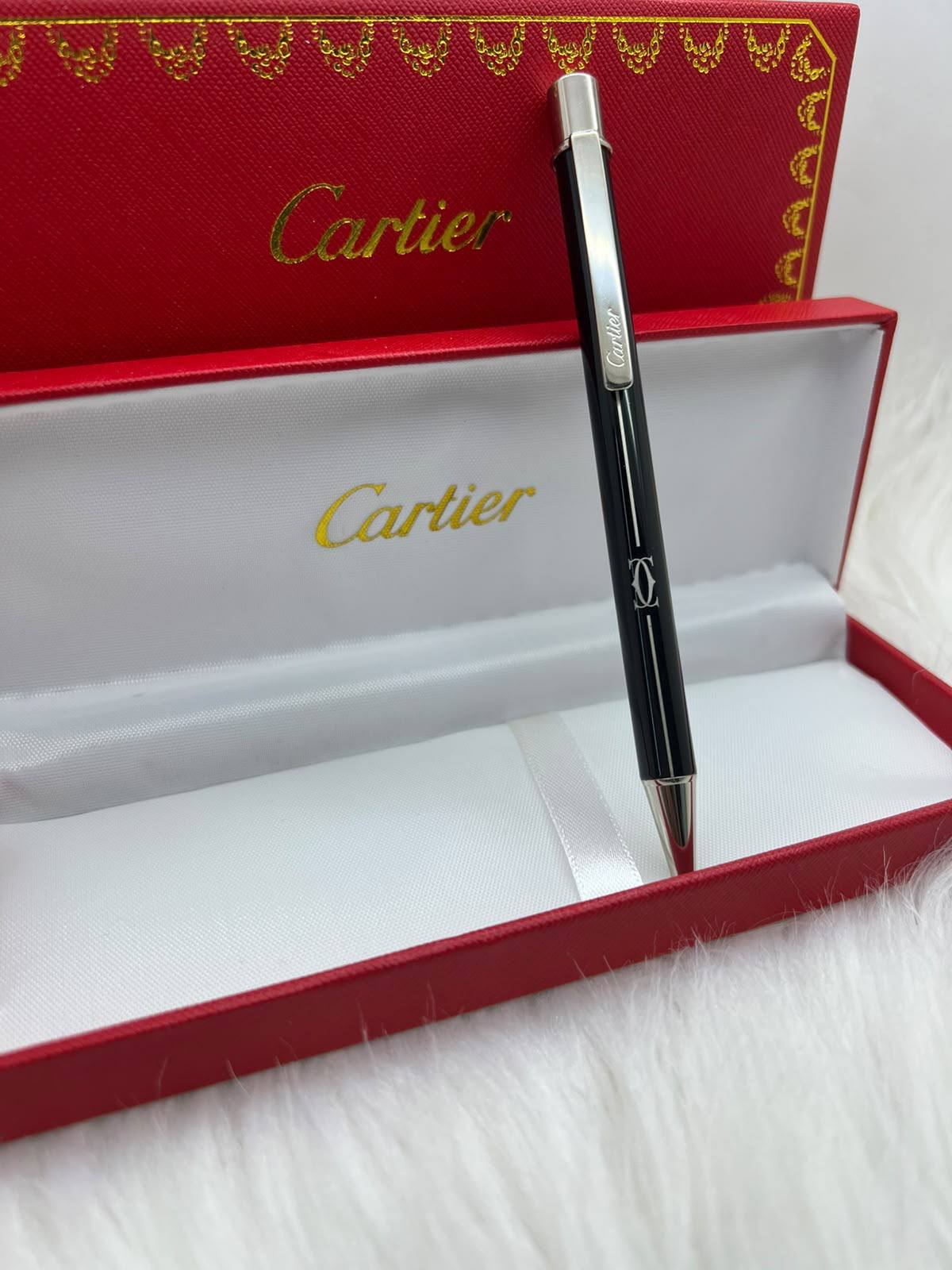 Cartier

Good quality 
55 dhs🇦🇪🇦🇪

Zain182
♥️♥️♥️
