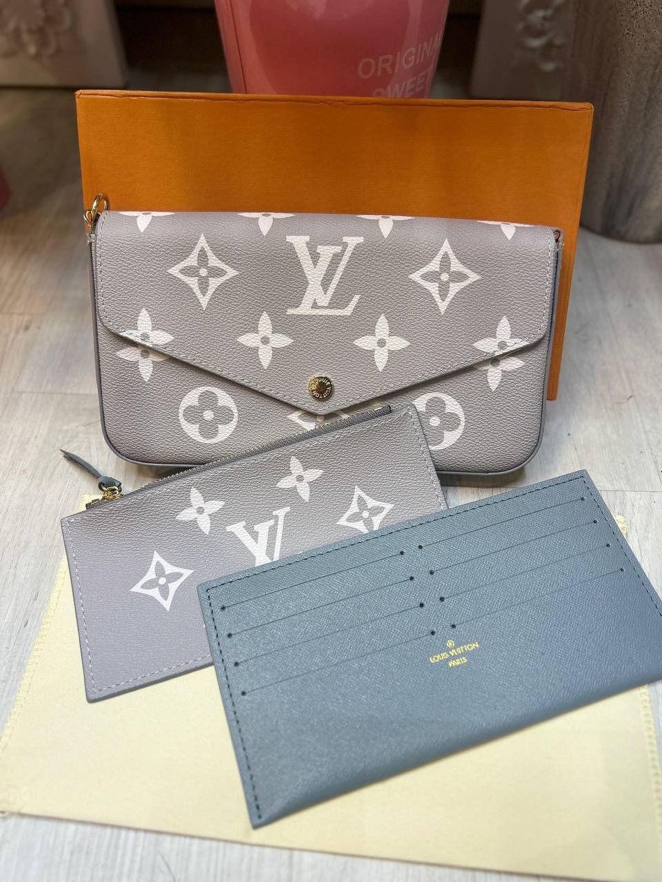 LV 3in1
22cm  

with box
🎁🎁🎁

90 dhs✅

Zain254
Zain44
♥️♥️♥️