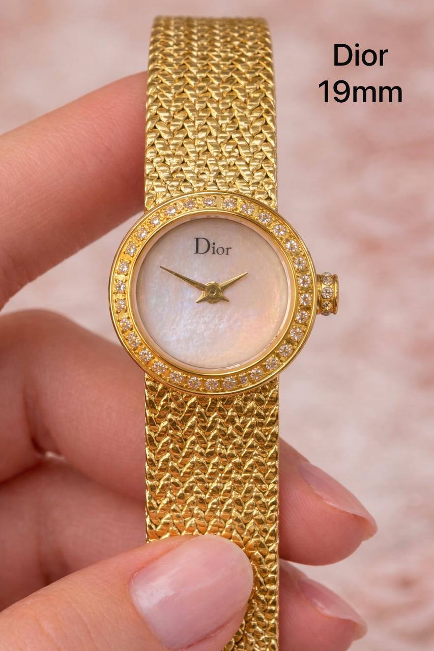 Dior mini size watch for ladies good quality 
170 dhs🌺 
 (size 19mm)

Zain59
♥️♥️♥️