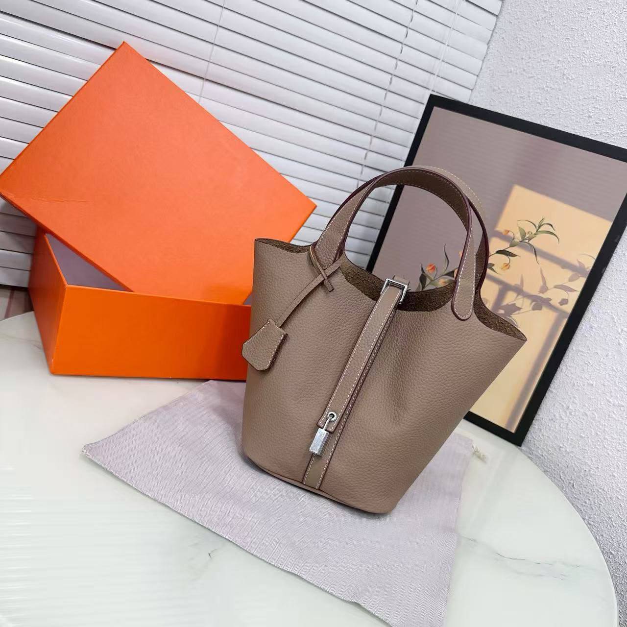 Hermes 
100 dhs💓
with box  

Zain253
♥️♥️♥️