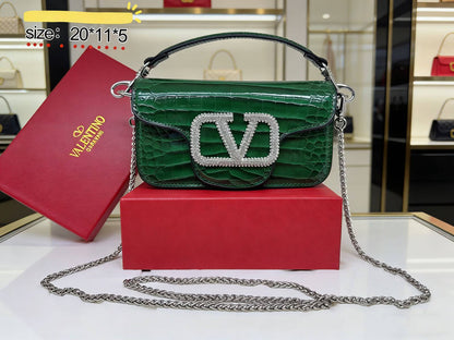 Valentino
with box
105 dhs✅

Zain38
♥️♥️♥️