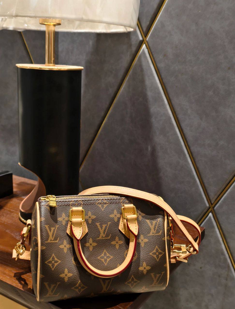 LV
90 dhs❣️
size：16cm

Zain35
♥️♥️♥️