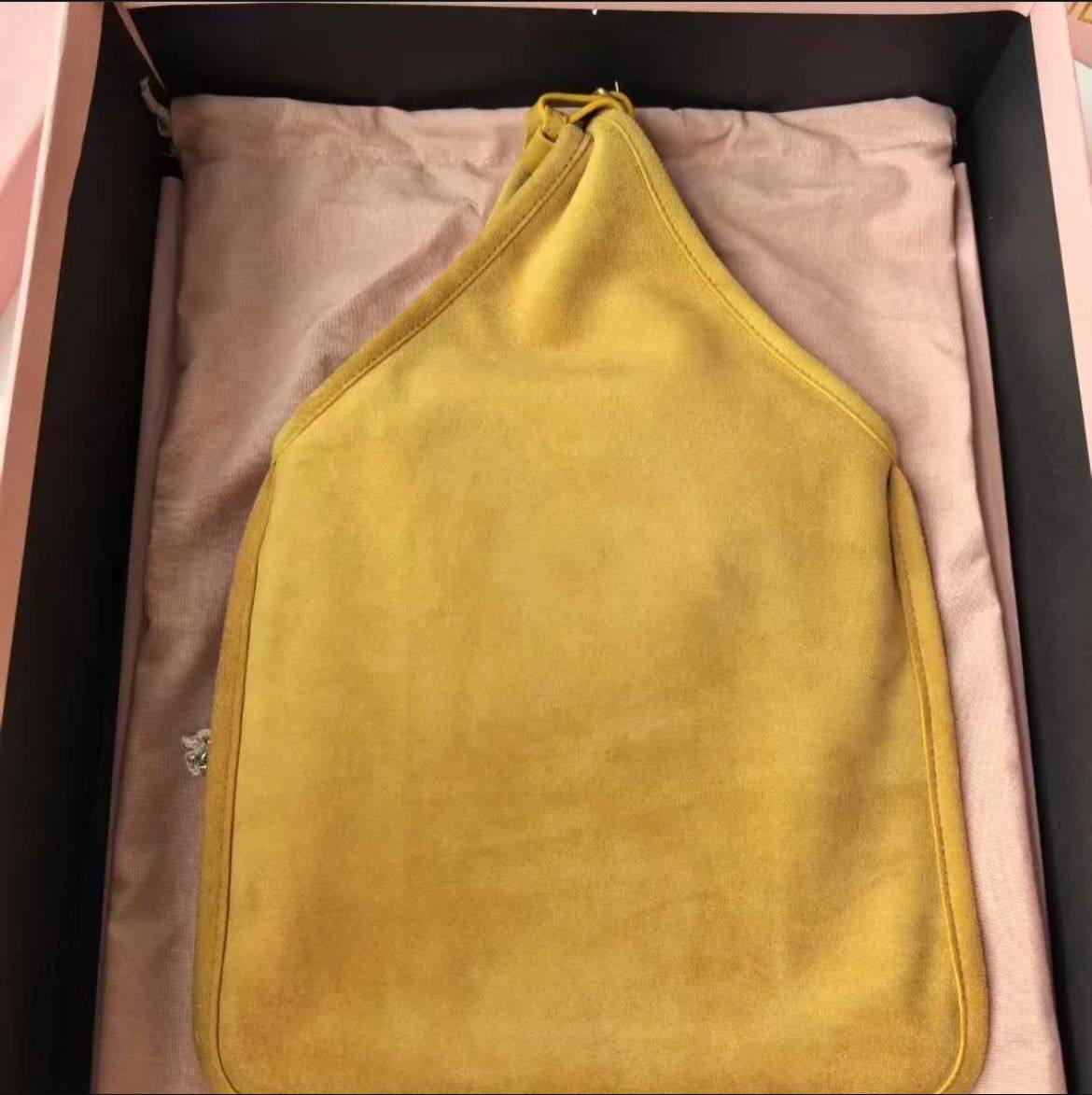 NEW🌸MIUMIU🌸
MASTER QUALITY🫶
WITH FULL PACKAGING🎁
750 dhs🪙💚

Zain255
♥️♥️♥️