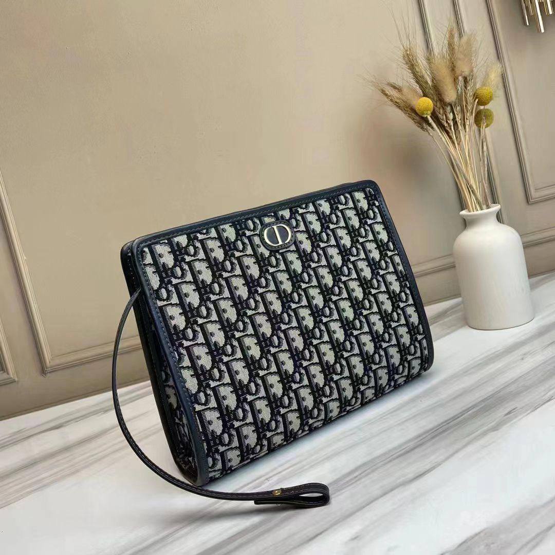Dior Master
210 dhs🪙💕

Zain228
♥️♥️♥️