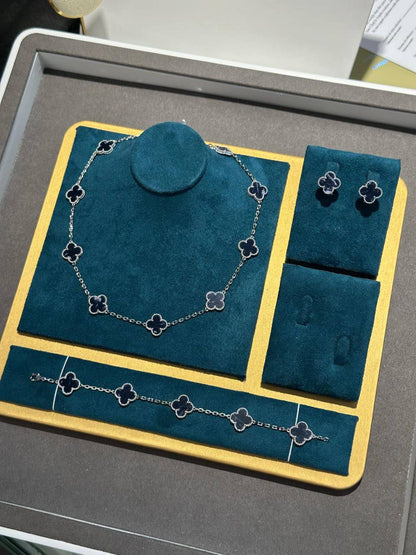VCA SET 
10 flower necklaces 😍
5 flower bracelet❤️
One flower earring✨
One flower ring 💍 available size👇
6,7,8,9
With normal boxes 🗃️ 
280 dhs✅

With master box 📦 
350 dhs✅

Zain216
♥️♥️♥️